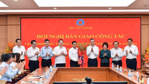 Hội nghị bàn giao công tác giữa Phó Thủ tướng Chính phủ Nguyễn Văn Thắng và Bộ trưởng Tài chính Ngô Văn Tuấn.