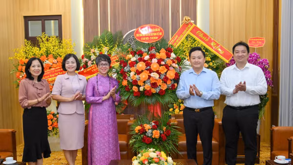 Đoàn công tác của Ủy ban Văn hóa và Xã hội của Quốc hội đã đến chúc mừng Báo Nhân Dân nhân kỷ niệm 101 năm Ngày Báo chí Cách mạng Việt Nam.
