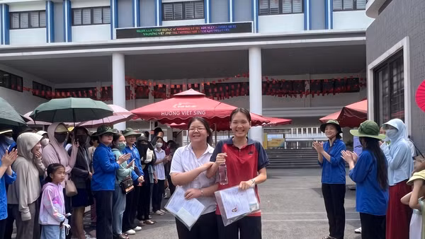 Các thí sinh vui vẻ ra khỏi điểm thi sau bài thi môn Toán.
