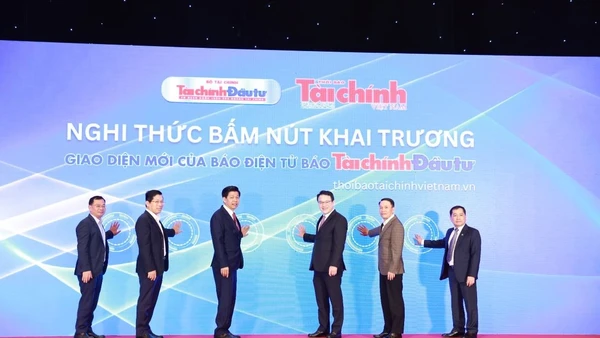 Nghi thức bấm nút khai trương giao diện mới của báo điện tử Báo Tài chính-Đầu tư.