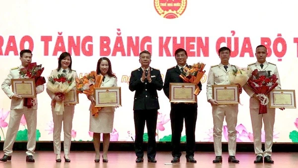 Trao bằng khen cho các cán bộ thuế tại Hội nghị tổng kết năm 2025 và triển khai nhiệm vụ năm 2026.