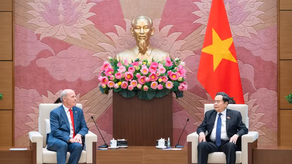 Chủ tịch Quốc hội Trần Thanh Mẫn tiếp Đại sứ Canada Jim Nickel nhân dịp đến nhận nhiệm vụ bắt đầu nhiệm kỳ công tác tại Việt Nam. (Ảnh: Duy Linh)