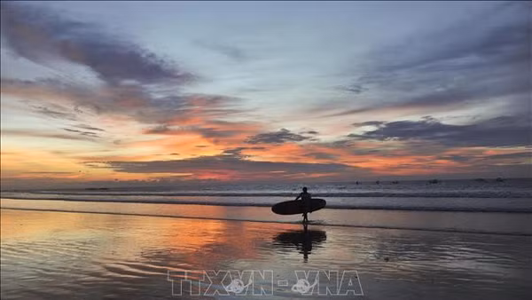 Cảnh hoàng hôn trên đảo Bali, Indonesia. (Ảnh: THX/TTXVN)