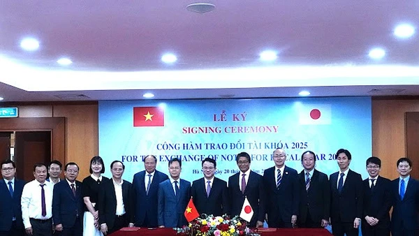 Đại diện phía Việt Nam và Nhật Bản tham gia lễ ký công hàm hỗ trợ vốn vay ODA. 