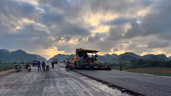 Cần đẩy mạnh giải phóng mặt bằng, bổ sung nguyên vật liệu cho các dự án trọng điểm. (Ảnh minh họa)