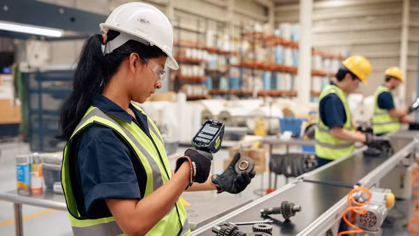 Hiện đại hóa quy trình làm việc của lực lượng tuyến đầu giúp cải thiện lợi nhuận đáng kể cho doanh nghiệp. (Ảnh minh họa: Zebra)