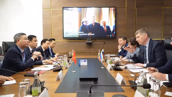 Bộ trưởng Tài chính Việt Nam Ngô Văn Tuấn và Bộ trưởng Bộ Phát triển kinh tế Liên bang Nga Maxim Reshetnikov tại buổi làm việc thuộc Chương trình Kết nối Đầu tư và Kinh doanh Việt Nam-Liên bang Nga.