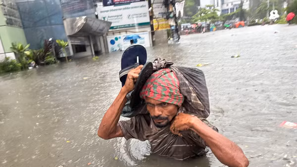Ngập lụt sau mưa lớn tại Chittagong, Bangladesh. (Ảnh: TTXVN)