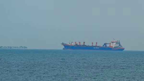 Tàu thương mại neo ngoài khơi Các Tiểu vương quốc Arab thống nhất (UAE) trên eo biển Hormuz, ngày 2/3/2026. (Ảnh: Anadolu Agency/TTXVN)