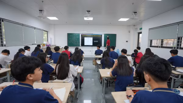 Học sinh trung học phổ thông trong giờ học (Ảnh minh họa: QUỲNH TRANG)