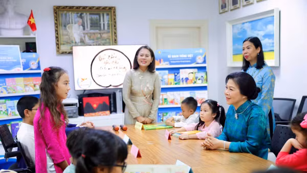 Phu nhân Ngô Phương Ly thăm lớp học Lạc Hồng vào sáng 30/5.