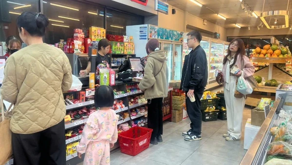 Tiếp tục đẩy mạnh thanh toán không dùng tiền mặt. (Ảnh: Nha Trang)