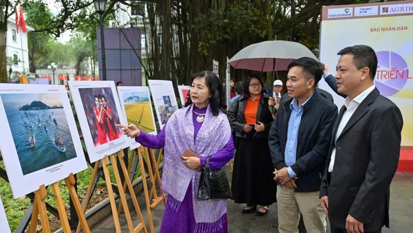 Cuộc thi ảnh báo chí “Việt Nam trên hành trình đổi mới” do Báo Nhân Dân tổ chức nhân kỷ niệm 75 năm ra số đầu.