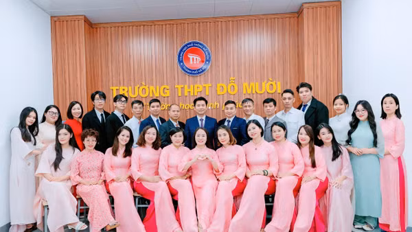 Đội ngũ giáo viên trường Trung học phổ thông Đỗ Mười.