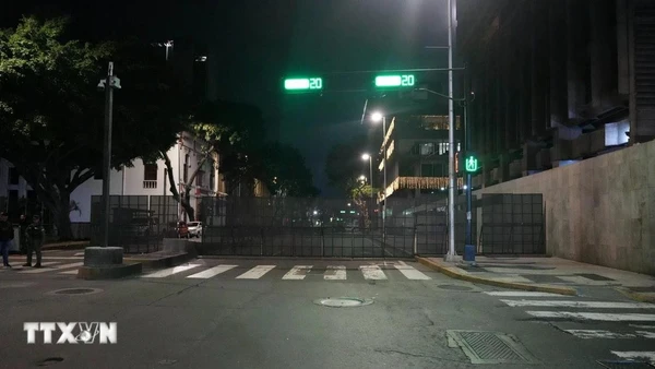 An ninh được tăng cường tại khu vực gần Dinh Tổng thống Venezuela ở Thủ đô Caracas, ngày 3/1/2026. (Ảnh: THX/TTXVN)