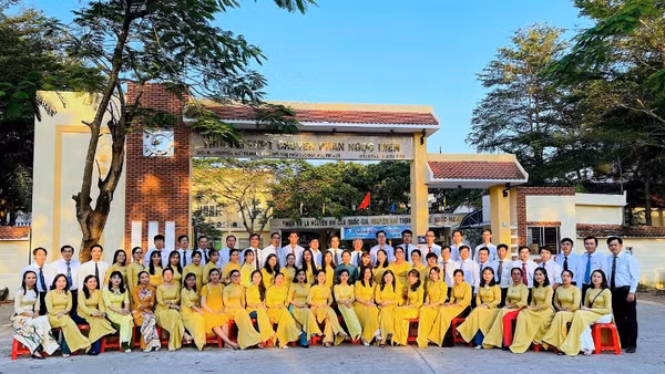 Tập thể sư phạm Trường trung học phổ thông chuyên Phan Ngọc Hiển góp phần đào tạo ra những học sinh tài năng tại Cà Mau. (Ảnh: Hữu Tùng)