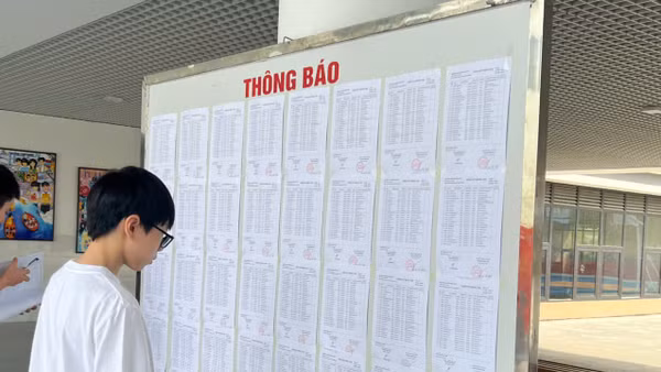 Thí sinh đến điểm thi Trường THCS Nguyễn Như Uyên làm thủ tục dự thi vào lớp 10 tại thành phố Hà Nội.