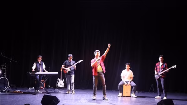 Các bạn sinh viên Việt Nam biểu diễn tại chương trình nghệ thuật VNYA Concert 2026. (Ảnh: TTXVN)