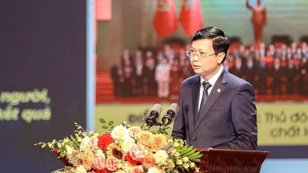 Giám đốc Sở Giáo dục và Đào tạo Hà Nội Nguyễn Văn Hiền phát biểu ý kiến. (Ảnh: Phương Phan)