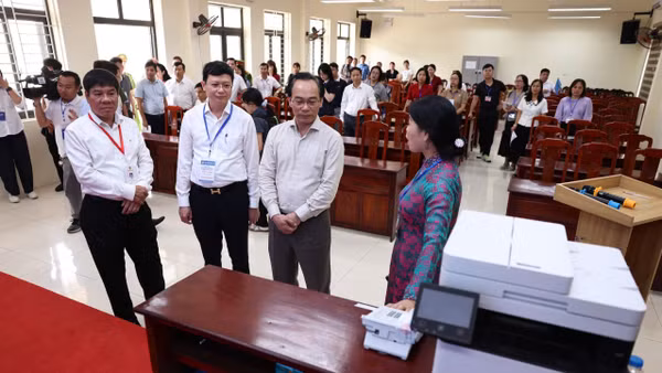 Bộ trưởng Giáo dục và Đào tạo kiểm tra công tác chuẩn bị tổ chức kỳ thi tốt nghiệp trung học phổ thông tại Hà Nội. (Ảnh: THANH TÙNG)
