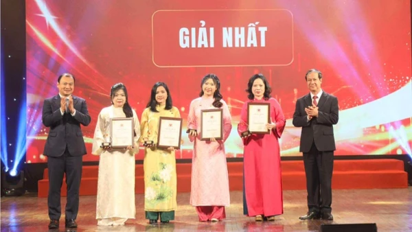 Các tác giả đoạt giải Nhất.