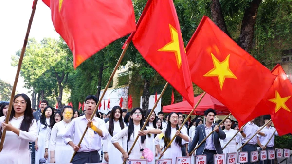 Các em học sinh nghiêm trang trong lễ chào cờ. (Ảnh: Thanh Tùng)