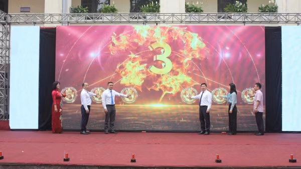 Các đại biểu thực hiện nghi thức phát động chương trình “Ngày hội đồng diễn Võ nhạc Vovinam học sinh phổ thông”.