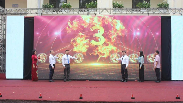 Các đại biểu thực hiện nghi thức phát động chương trình “Ngày hội đồng diễn Võ nhạc Vovinam học sinh phổ thông”.