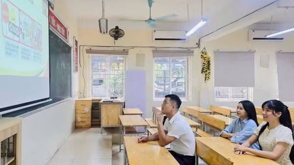 Giáo viên Trường trung học cơ sở Dịch Vọng (Hà Nội) tham gia tập huấn bộ sách giáo khoa thống nhất toàn quốc. (Ảnh: PHƯƠNG LINH)