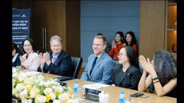 Ngài Alex Strugnell - Phó Đại sứ Anh tại Việt Nam (ở giữa) tham dự sự kiện Lễ ký kết hợp tác và trao chứng nhận Oxford Quality Gold giữa FPT Schools và Nhà xuất bản Đại học Oxford.
