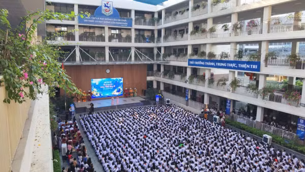Quang cảnh chương trình “Ngày đầu tiên em là học sinh Trường trung học cơ sở Giảng Võ”. (Ảnh: THANH TÙNG)