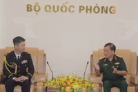 Thượng tướng Hoàng Xuân Chiến, Ủy viên Trung ương Đảng, Ủy viên Thường vụ Quân ủy Trung ương, Thứ trưởng Quốc phòng tiếp Đại tá Tamura Takao, Tùy viên Quốc phòng Nhật Bản tại Việt Nam