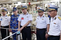 Đồng chí Phó Đô đốc Nguyễn An Phong, Chính ủy Hải quân kiểm tra công tác xây dựng nề nếp chính quy tại Lữ đoàn 175/Vùng 5 Hải quân.