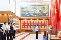 Các đại biểu tham quan phòng truyền thống Học viện Hải quân.
