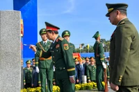 Đại tướng Phan Văn Giang, Ủy viên Bộ Chính trị, Phó Bí thư Quân ủy Trung ương, Bộ trưởng Quốc phòng, tiến hành nghi thức tô son cột mốc chủ quyền 171.