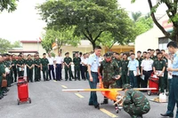 Các học viên lớp tập huấn được huấn luyện thực hành bảo đảm kỹ thuật UAV.