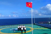 Chào cờ đầu tuần trên nhà giàn DK1.