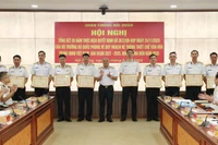 Chuẩn Đô đốc Đỗ Văn Yên, Phó Chính ủy Hải quân, trao tặng bằng khen cho các tập thể, cá nhân.