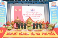 Thượng tướng Hoàng Xuân Chiến, Ủy viên Trung ương Đảng, Ủy viên Thường vụ Quân ủy Trung ương, Thứ trưởng Quốc phòng tặng hoa chúc mừng Ban chấp hành Đảng bộ Quân khu 2.
