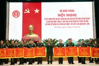 Thượng tướng Vũ Hải Sản, Ủy viên Trung ương Đảng, Ủy viên Quân ủy Trung ương, Thứ trưởng Quốc phòng trao Cờ thưởng của Bộ Quốc phòng cho các đơn vị có thành tích xuất sắc trong phong trào thi đua.