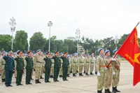 Lực lượng Gìn giữ hoà bình Việt Nam báo công dâng Bác. 