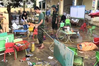 Cán bộ, chiến sĩ Lữ đoàn 601 giúp các trường học trên địa bàn dọn dẹp vệ sinh, khôi phục hoạt động dạy và học. (Ảnh: MẠNH QUỲNH)