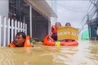 Cán bộ, chiến sĩ Vùng 4 cứu người dân ra khỏi khu vực nguy hiểm đến nơi an toàn.