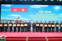 Bộ Tư lệnh Hải quân trao thưởng cho các tập thể, cá nhân tiêu biểu xuất sắc trong thực hiện chương trình, hoạt động.
