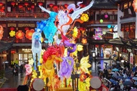 Đèn lồng hình con ngựa tại quảng trường Trung tâm thương mại Dự Viên, thành phố Thượng Hải, Trung Quốc. (Ảnh: Tân Hoa xã)