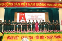 Lãnh đạo Tổng cục chụp hình với các đại biểu các cơ quan, đơn vị.