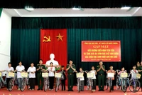 Lãnh đạo Tổng cục Hậu cần-Kỹ thuật tặng xe đạp cho học sinh vượt khó học giỏi.