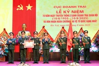Thừa ủy quyền của Chủ tịch nước, Thượng tướng Lê Huy Vịnh trao Huân chương Bảo vệ Tổ quốc hạng Nhất tặng Cục Doanh trại.
