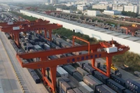 Cầu trục bốc xếp container ở Cảng đường sắt quốc tế Nam Ninh. (Ảnh: Mạng tin tức Quảng Tây)