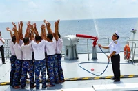 Nghi thức tắm nước biển cho thủy thủ.